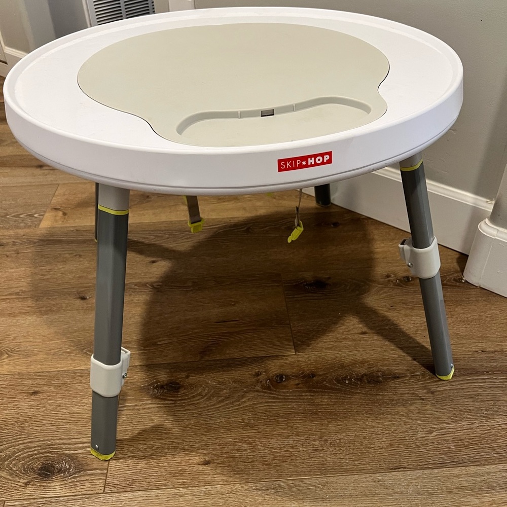 Skip Hop Table